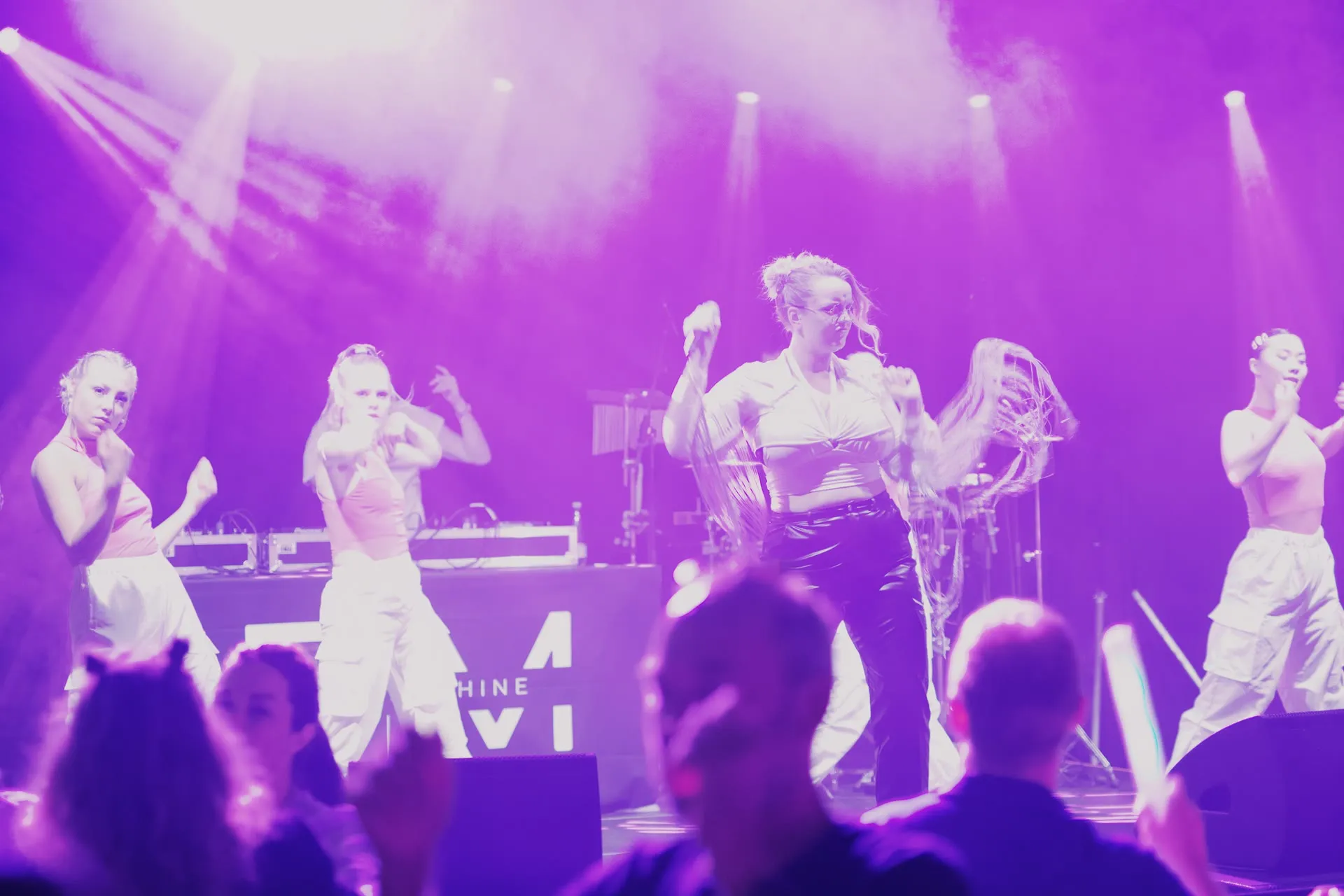 Beat Machine 90's dansere på scenen i lilla scenelys