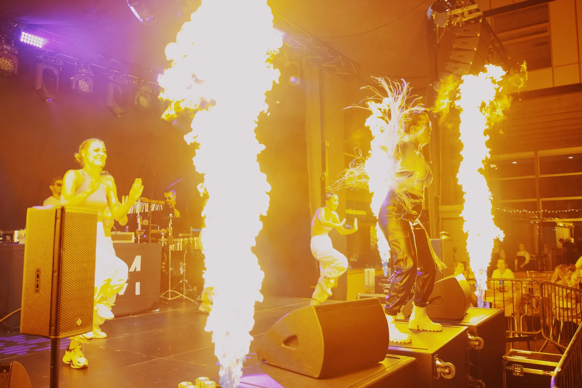 Massive ild-jets på begge sider af scenen under Beat Machine show