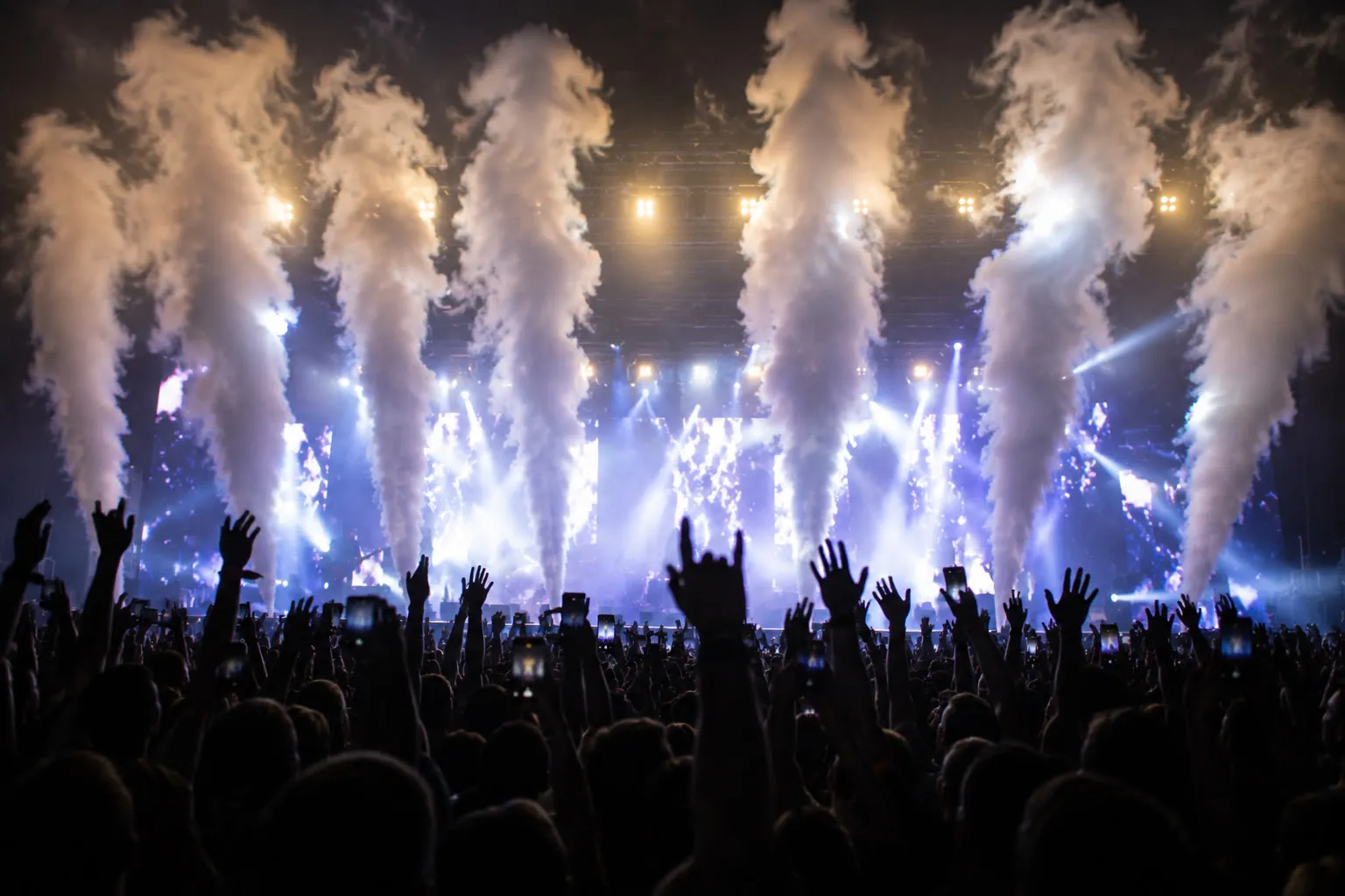 CO2-kanoner skyder hvide røg-jets over scenen under koncert