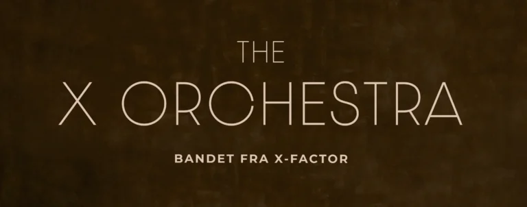 THE X ORCHESTRA logo med hvid skrift på en dæmpet brun baggrund