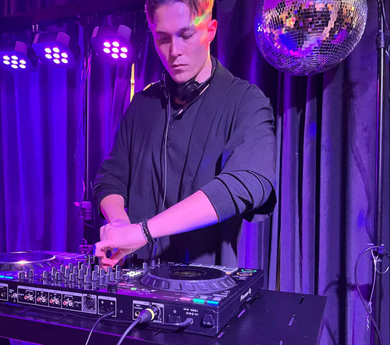 DJ